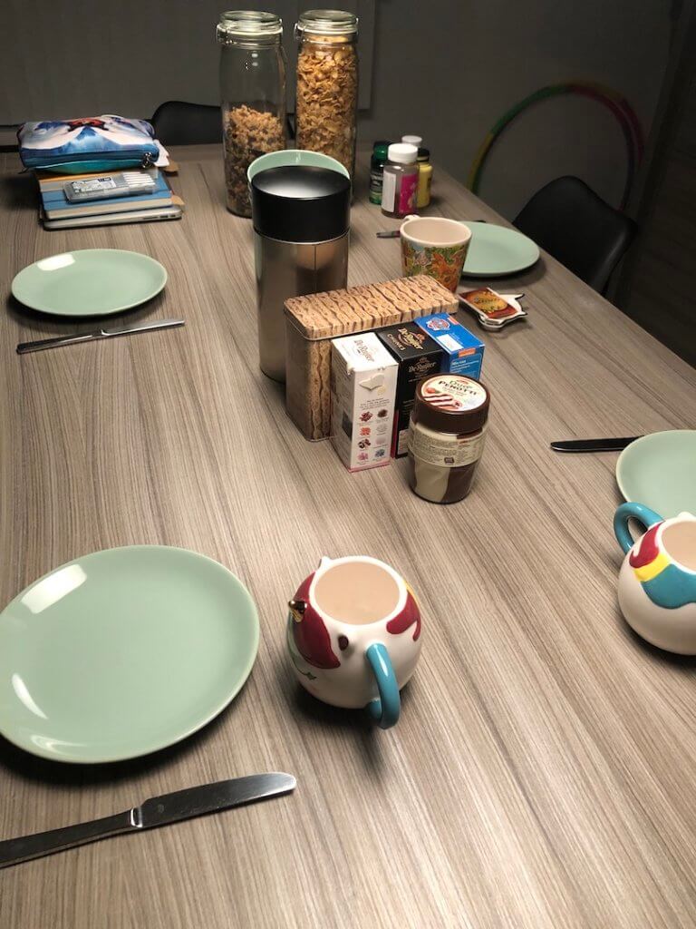 Weer naar school en aan het werk ontbijttafel