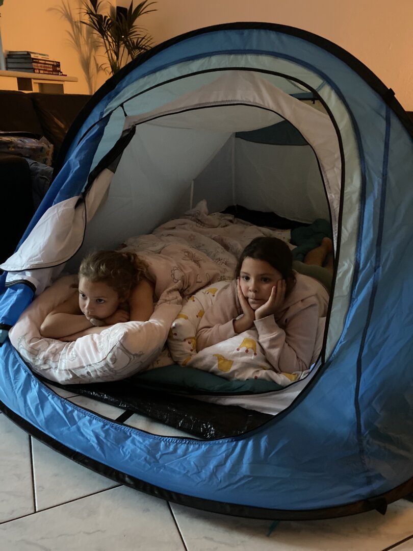 tent in de woonkamer