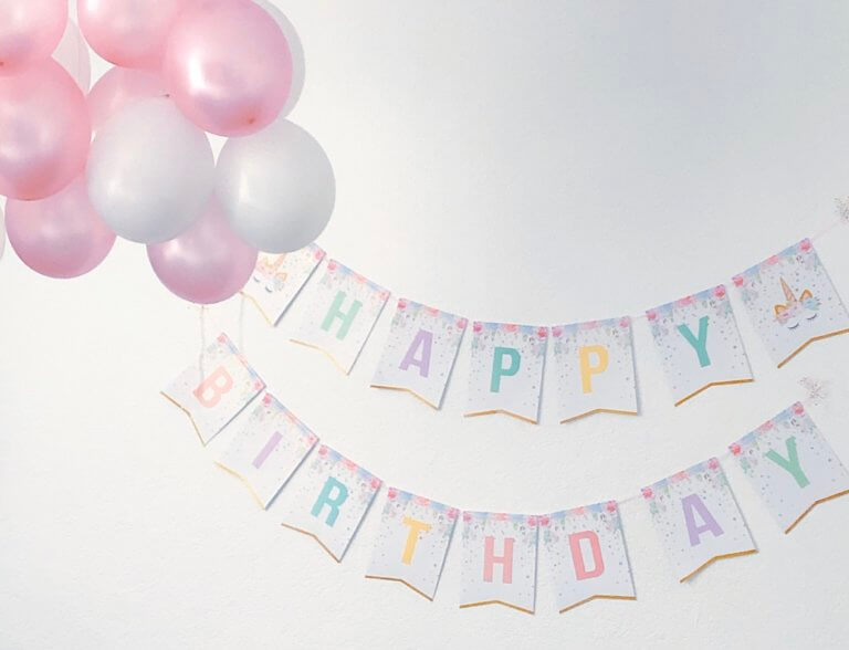 de verjaardagspret begint met het ophangen van slingers en ballonnen